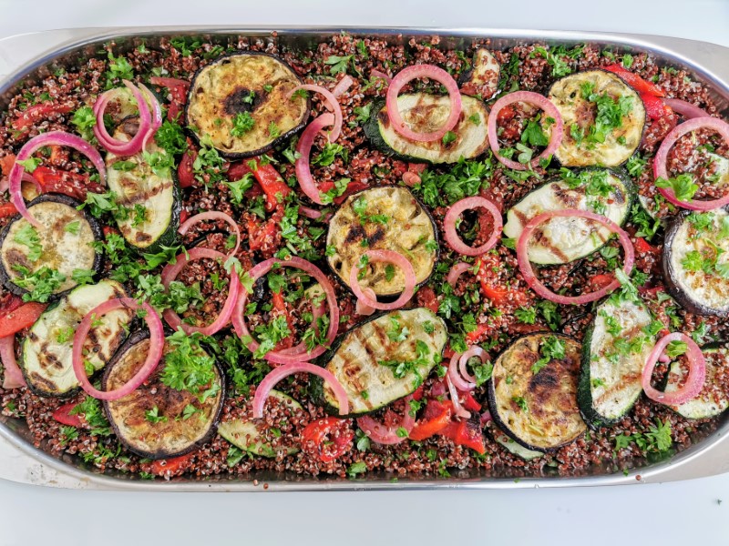 Quinoa salat med bagte grøntsager