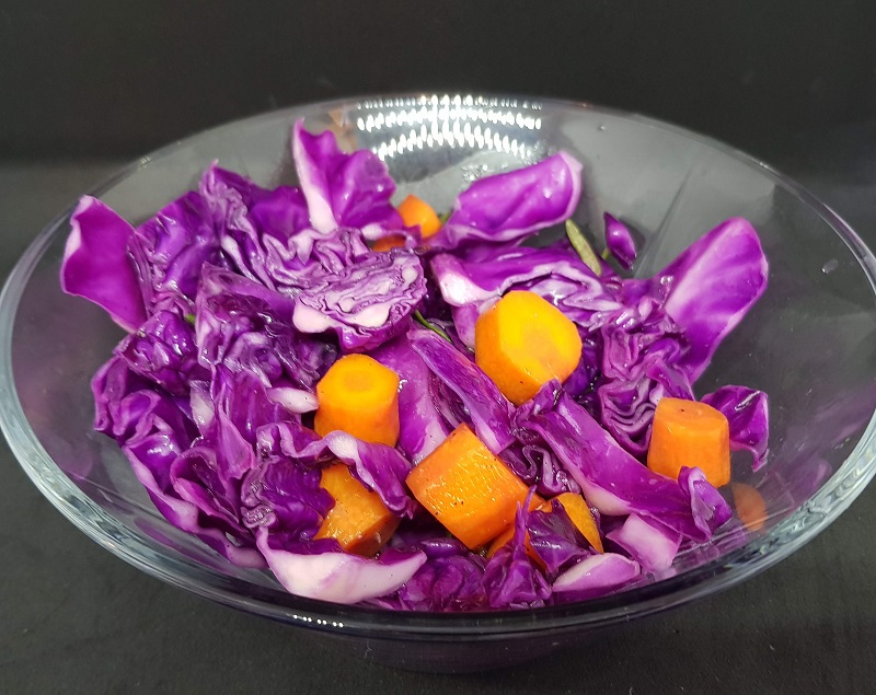 Salat med rød spidskål og gulerødder