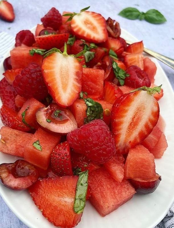 Sommersalat med røde bær, vandmelon og limedressing