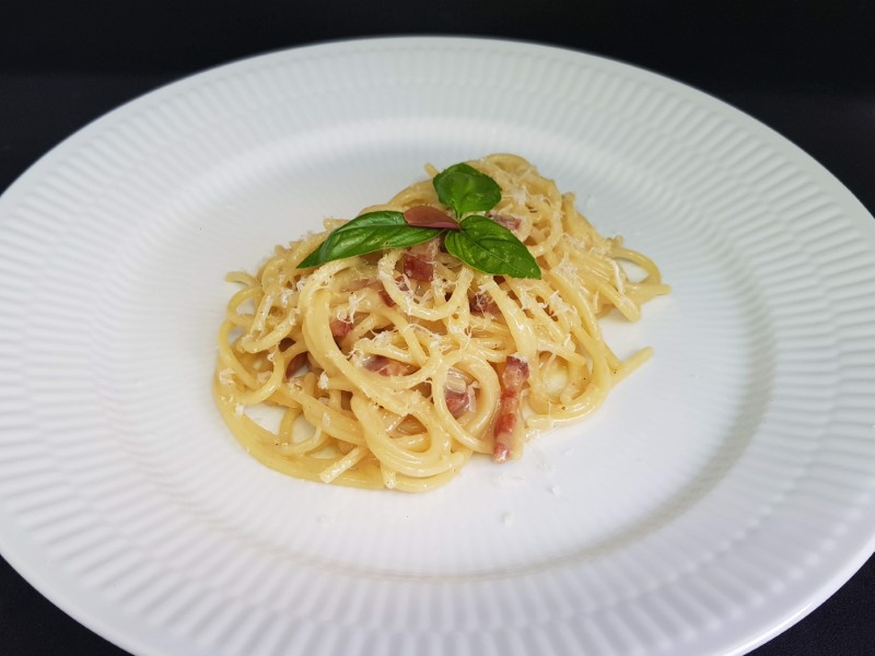 Traditionel spagetti carbonara uden fløde