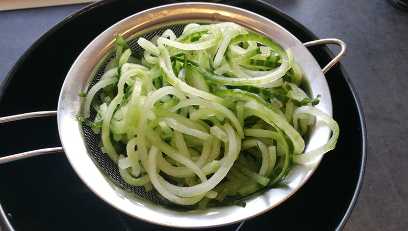 strimlet agurk drypper af