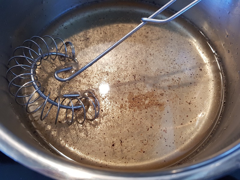 Syltede agurkestrimler på cheesburgere